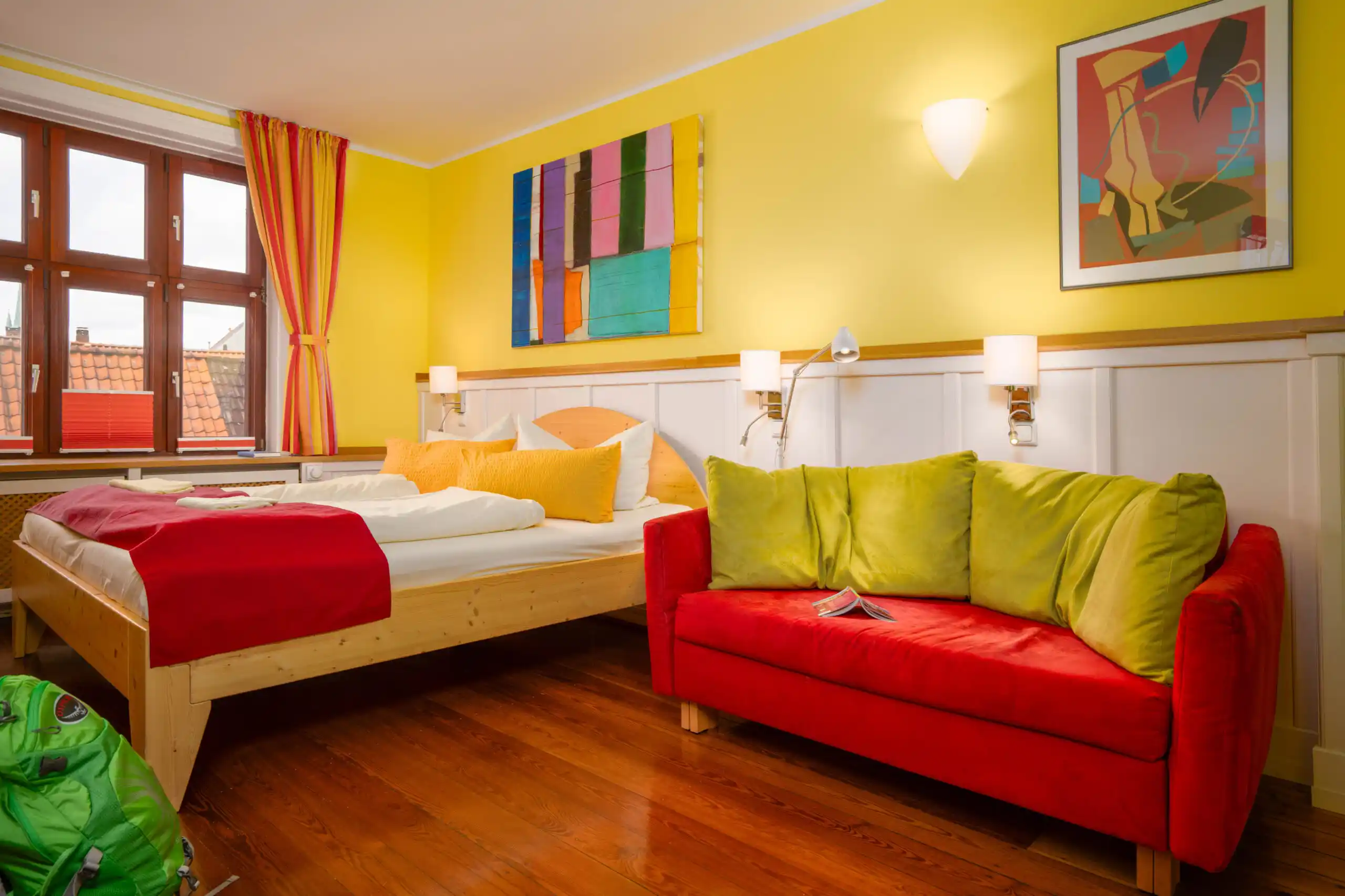 Authentisches Komfort Doppelzimmer mit Blick über die Lübecker Dächer