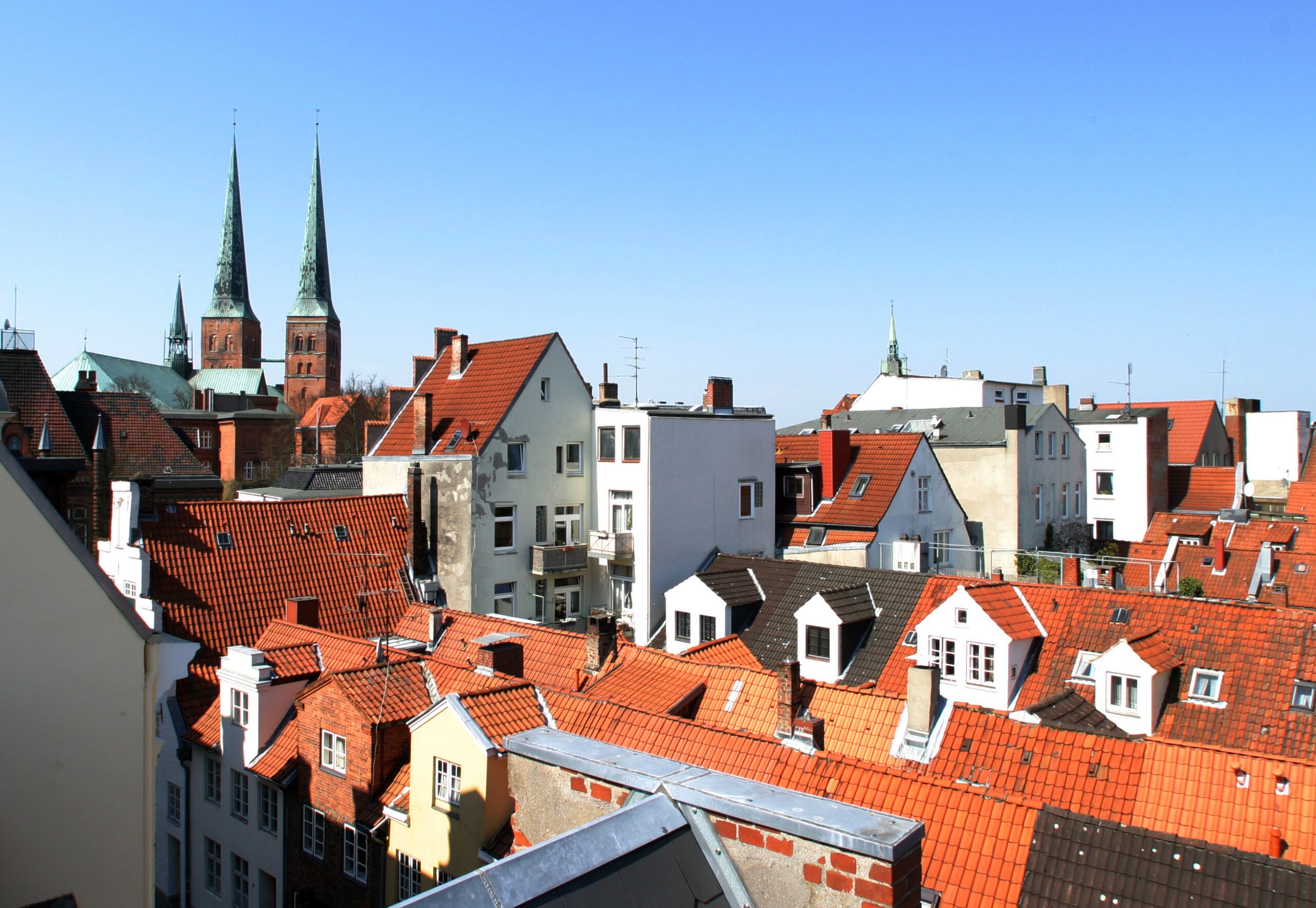 Lübeck von oben, inklusiv Dom und die Dächer