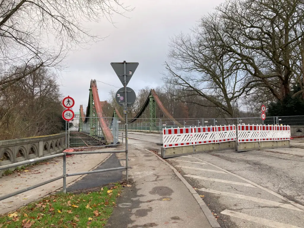 Absperrung an der Mühlentorbrücke in Lübeck: Brücke gesperrt, Zufahrt blockiert – Hinweis zur Anreise und Umleitungen zum Hotel.